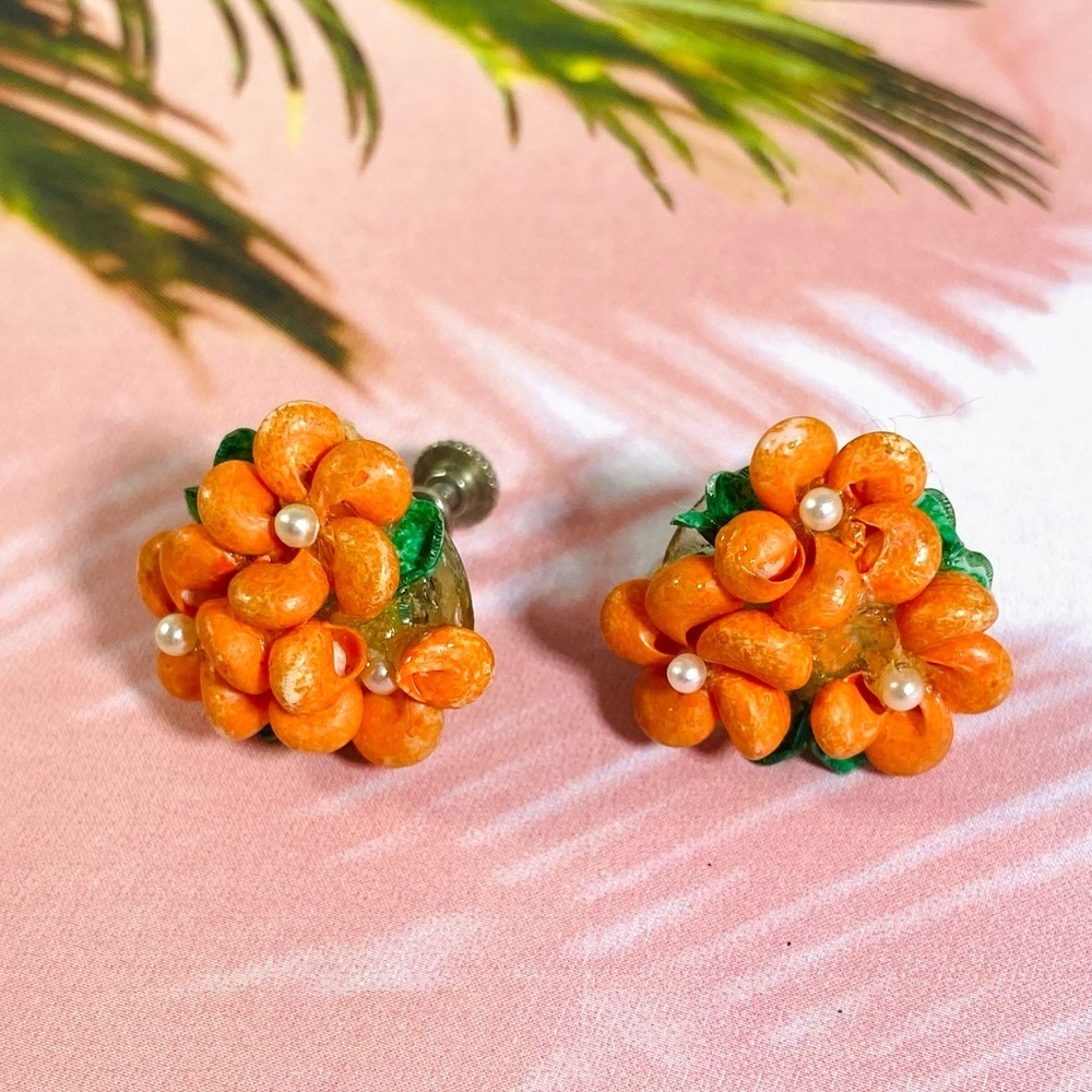Vintage tiny seashell flower screw back earrings